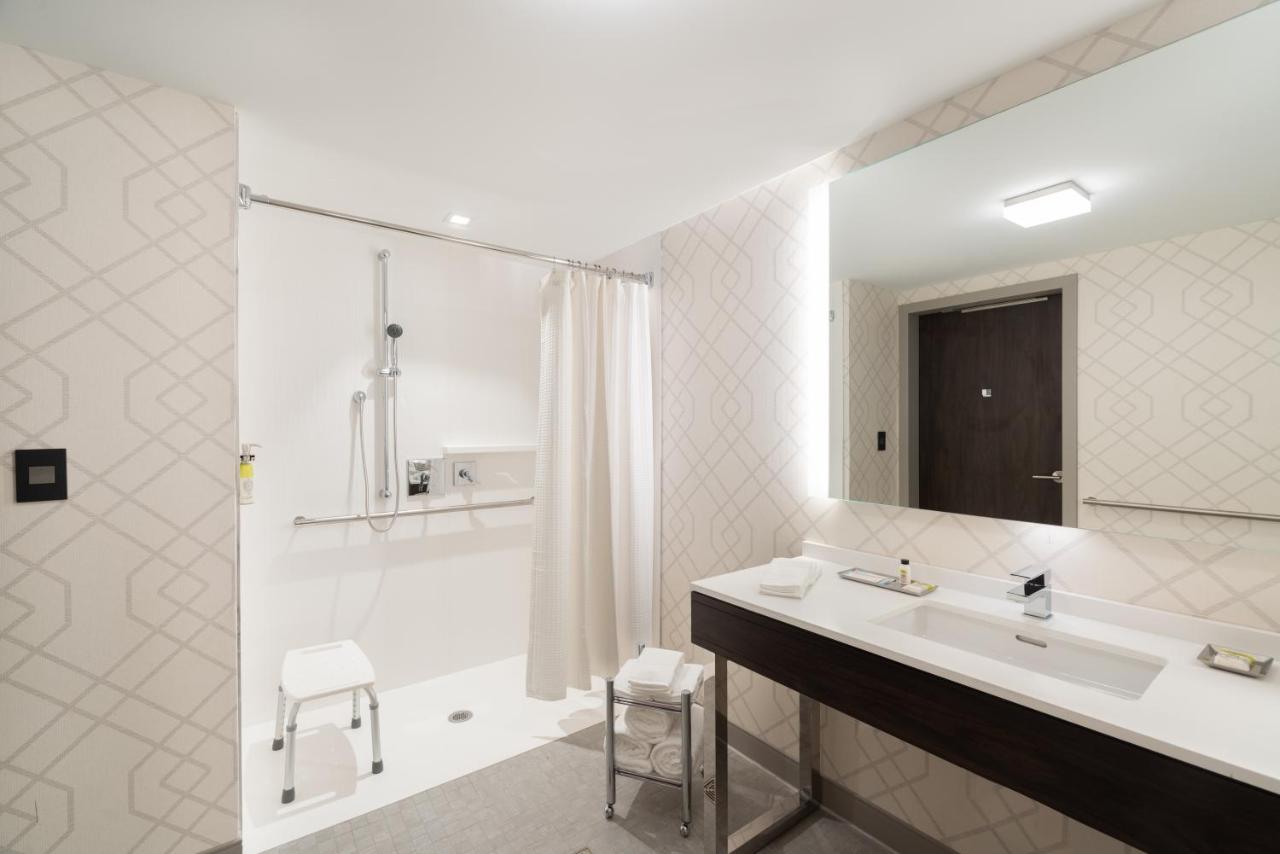 King Room - Hearing Accessible - Roll-in Shower