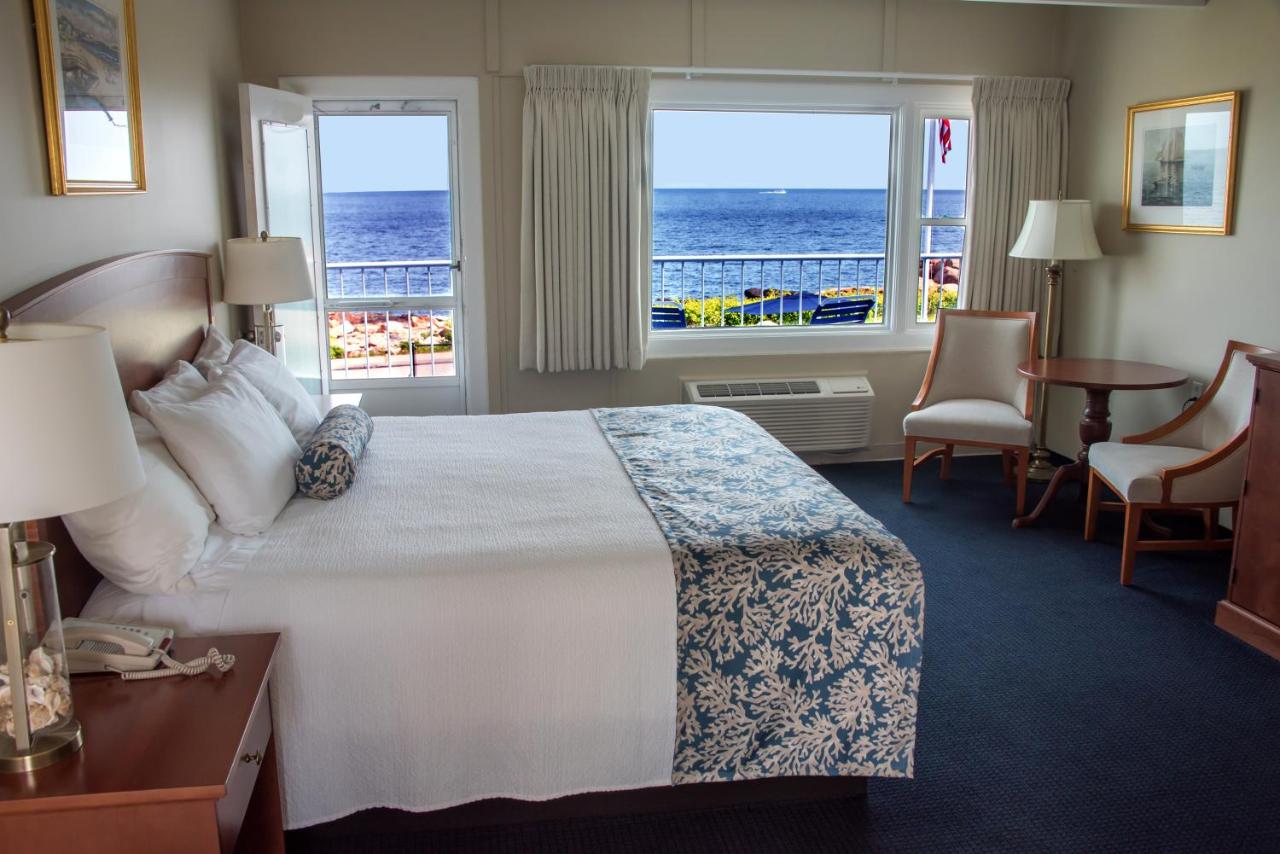 Deluxe King Room with Balcony and Ocean View